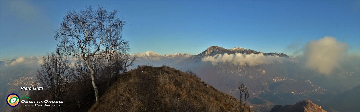 49 Vista panoramica verso  le cime M.A.G.A. (Menna-Arera-Grem-Alben) tra nubi  sparse vaganti.jpg